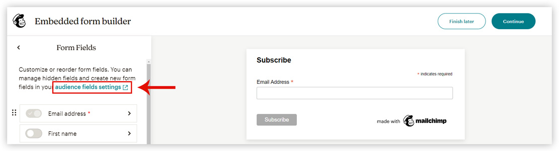 Captura de tela demonstrando onde devemos acessar para poder configurar os campos incorporados do formulário de email do Mailchimp.